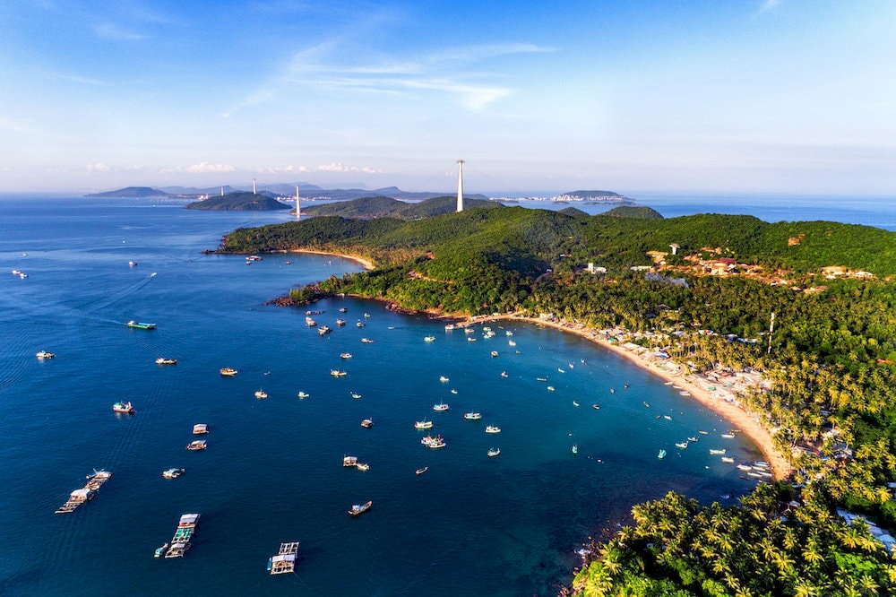Phu Quoc experiences sunny, dry weather with comfortable temperatures during the dry season 